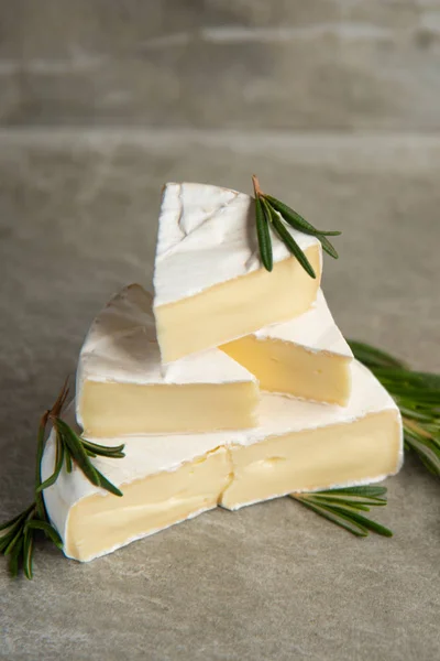 Camembert de queso o brie con romero fresco — Foto de Stock