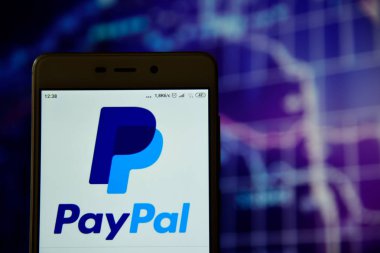 Paypal logosu bir android akıllı telefon görülür