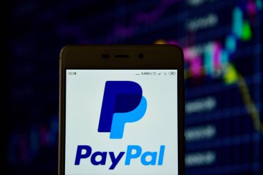 Paypal logosu bir android akıllı telefon görülür