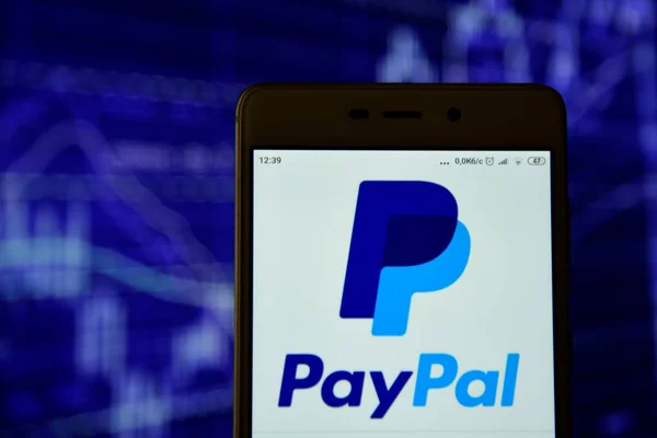 Paypal logo is seen on an android smartphone — Stock Photo, Image