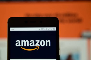 Amazon logosu bir akıllı telefonda görülüyor