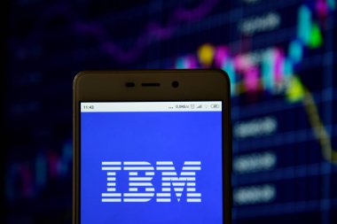 Ibm logosu bir akıllı telefonda görülüyor