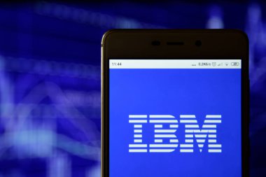 Ibm logosu bir akıllı telefonda görülüyor