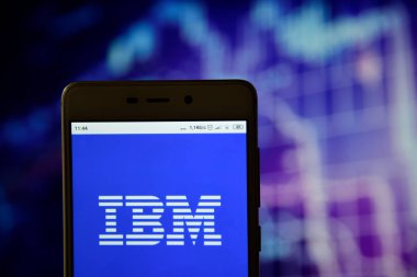 Ibm logosu bir akıllı telefonda görülüyor
