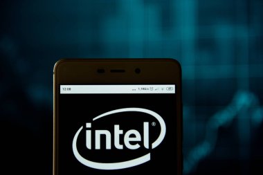 Intel logosu bir akıllı telefonda görülüyor