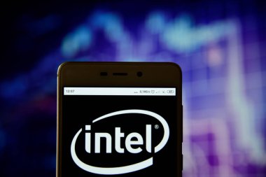 Intel logosu bir akıllı telefonda görülüyor