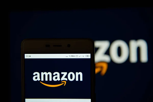 Logo de Amazon se ve en un teléfono inteligente —  Fotos de Stock
