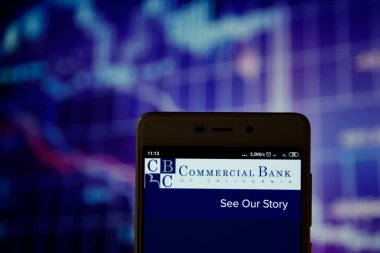 Commercial Bank of California logosu akıllı telefonda görüldü