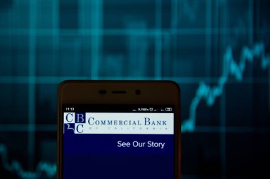 Commercial Bank of California logosu akıllı telefonda görüldü