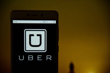 Akıllı telefon yakın çekiminde uber logosu görüldü