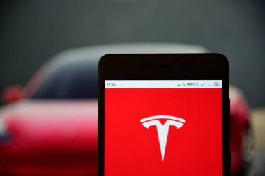 Tesla logosu akıllı telefon yakın çekim görüldü