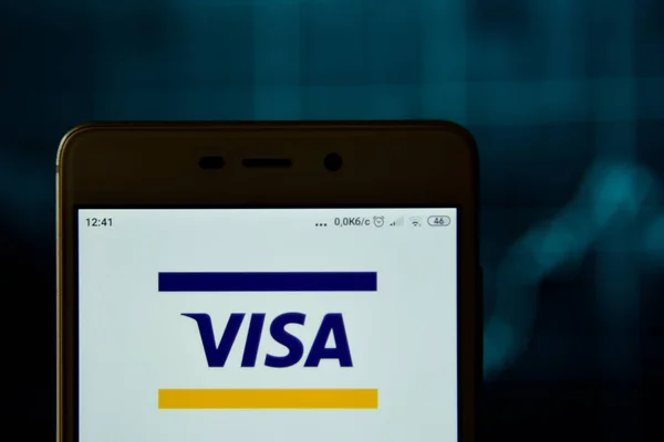 Логотип Visa на смартфоне крупным планом — стоковое фото