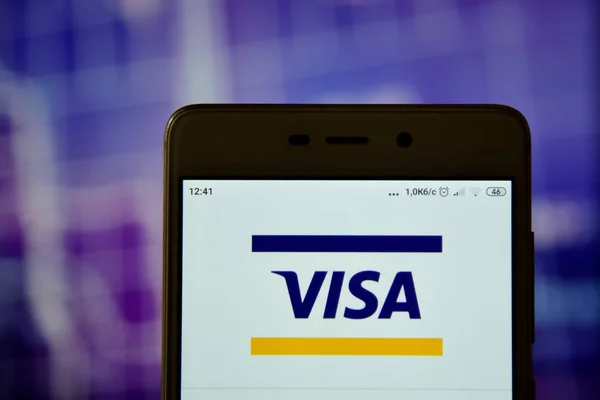 Логотип Visa на смартфоне крупным планом — стоковое фото