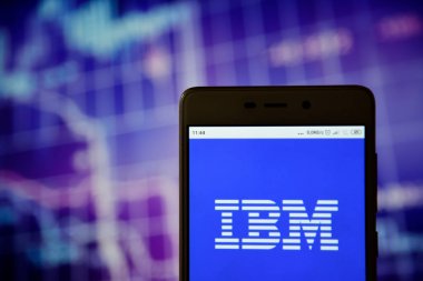 Ibm logosu bir akıllı telefonda görülüyor