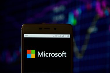 Akıllı telefonda görülen Microsoft Corporation logosu