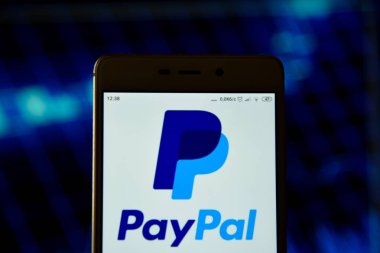 Paypal logosu bir android akıllı telefon görülür