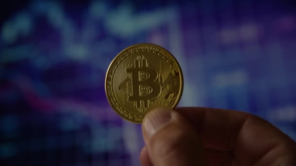 Tangan manusia memegang koin emas bitcoin — Stok Video
