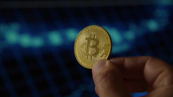«Людина-рука» проводить золоту монету Bitcoin — стокове відео