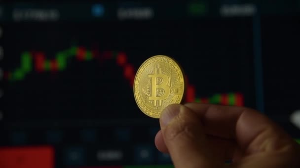 Man hand houden van een gouden munt bitcoin — Stockvideo