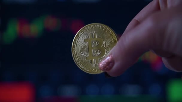 Mujer mano sosteniendo una moneda de oro bitcoin — Vídeos de Stock