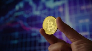 Altın sikke bitcoin tutan adam el