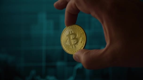 Altın sikke bitcoin tutan adam el — Stok video