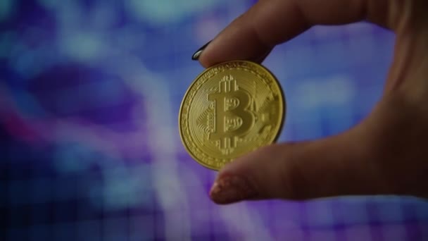 Tangan wanita memegang koin emas bitcoin — Stok Video
