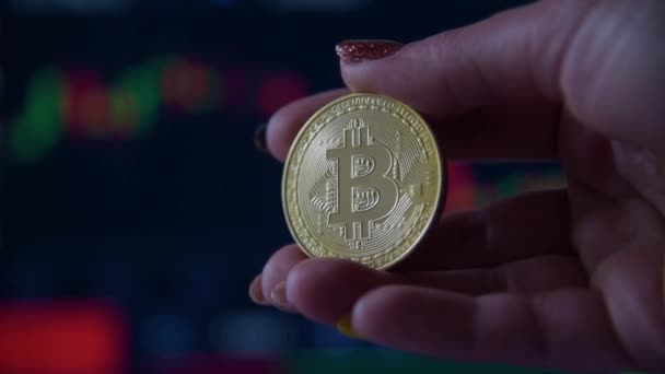 Tangan wanita memegang koin emas bitcoin — Stok Video