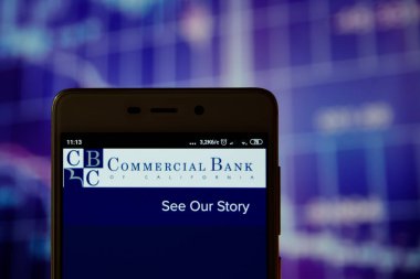 Commercial Bank of California logosu akıllı telefonda görüldü