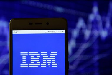 Ibm logosu bir akıllı telefonda görülüyor