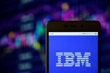 Ibm logosu bir akıllı telefonda görülüyor