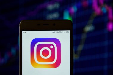 Akıllı telefonda görülen Instagram logosu Instagram logosu