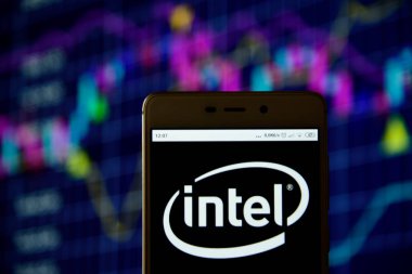Intel logosu bir akıllı telefonda görülüyor