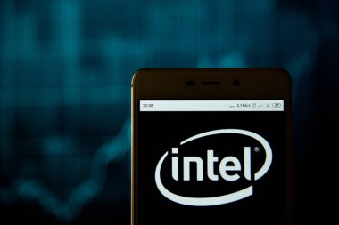 Intel logosu bir akıllı telefonda görülüyor