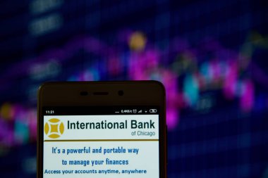 Akıllı telefonda International Bank of Chicago logosu