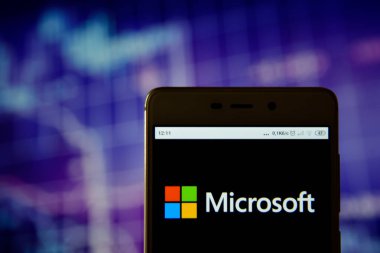 Akıllı telefonda görülen Microsoft Corporation logosu