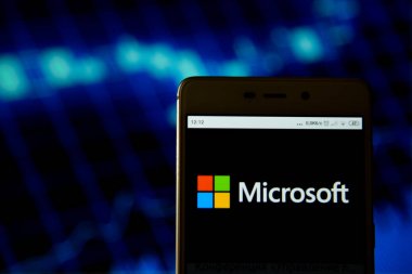 Akıllı telefonda görülen Microsoft Corporation logosu