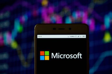 Akıllı telefonda görülen Microsoft Corporation logosu