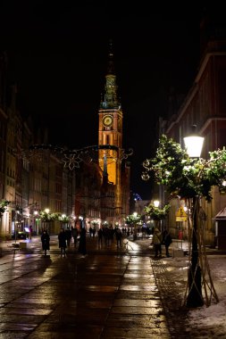 Gdansk'taki gece eski kentinin mimarisi