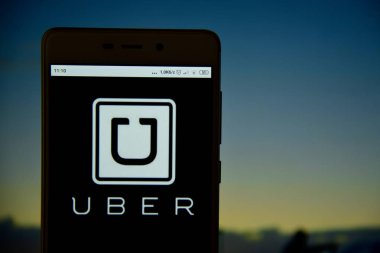 Akıllı telefon yakın çekiminde uber logosu görüldü