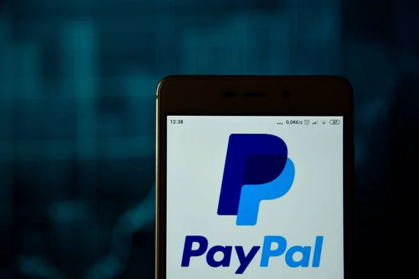 Paypal logo is seen on an android smartphone — Stock Photo, Image