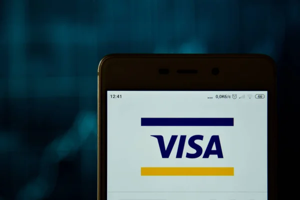 Логотип Visa на смартфоне крупным планом — стоковое фото