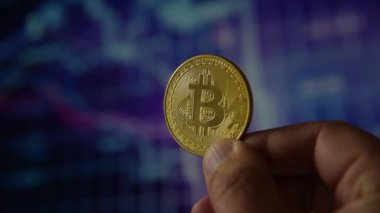 Altın sikke bitcoin tutan adam el