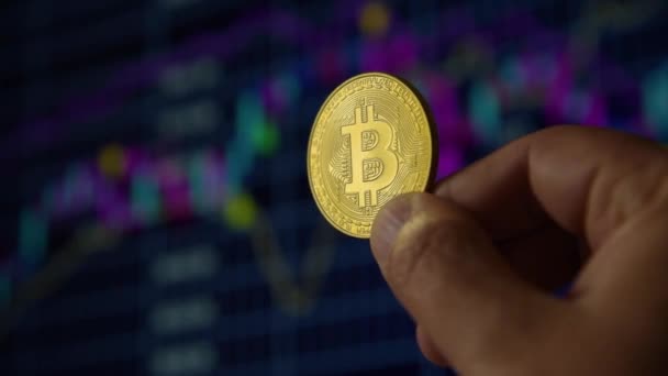 Tangan manusia memegang koin emas bitcoin — Stok Video