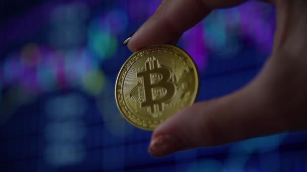Nő kéz kezében egy arany érme bitcoin — Stock videók