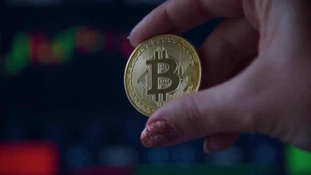 Tangan wanita memegang koin emas bitcoin — Stok Video