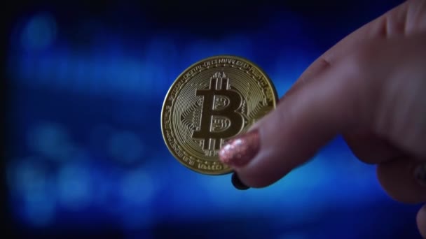 Γυναικείο χέρι που κρατά ένα χρυσό bitcoin νόμισμα — Αρχείο Βίντεο