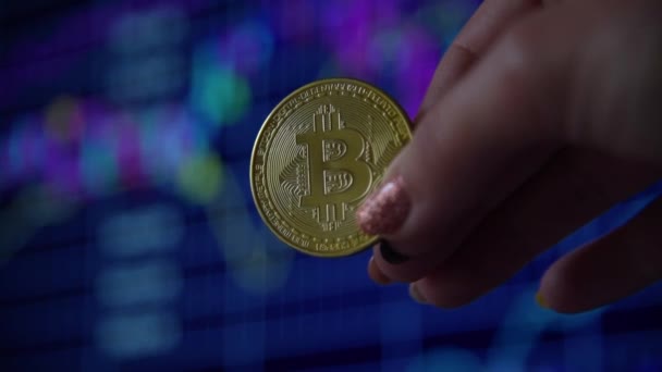 Altın sikke tutan kadın eli Bitcoin — Stok video