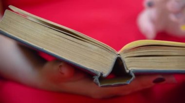 Bir WOMANS el sayfaları üzerinde döner