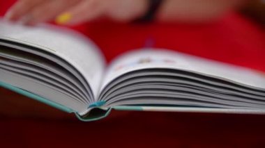 Bir WOMANS el sayfaları üzerinde döner